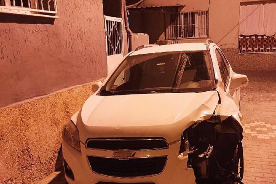 &nbsp;İzmir'in Buca il&ccedil;esinde, yolun karşısına ge&ccedil;mek isteyen Aysel Canpolat'a (16)