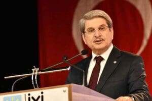 İYİ Parti Milletvekili Aytun &Ccedil;ıray, İzmir'de yapılan temay&uuml;l yoklaması i&ccedil;in