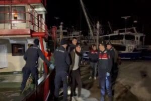 Sahil G&uuml;venlik Komutanlığı, &Ccedil;anakkale'nin Ayvacık il&ccedil;esi a&ccedil;ıklarında, balık&ccedil;ı teknesi ile