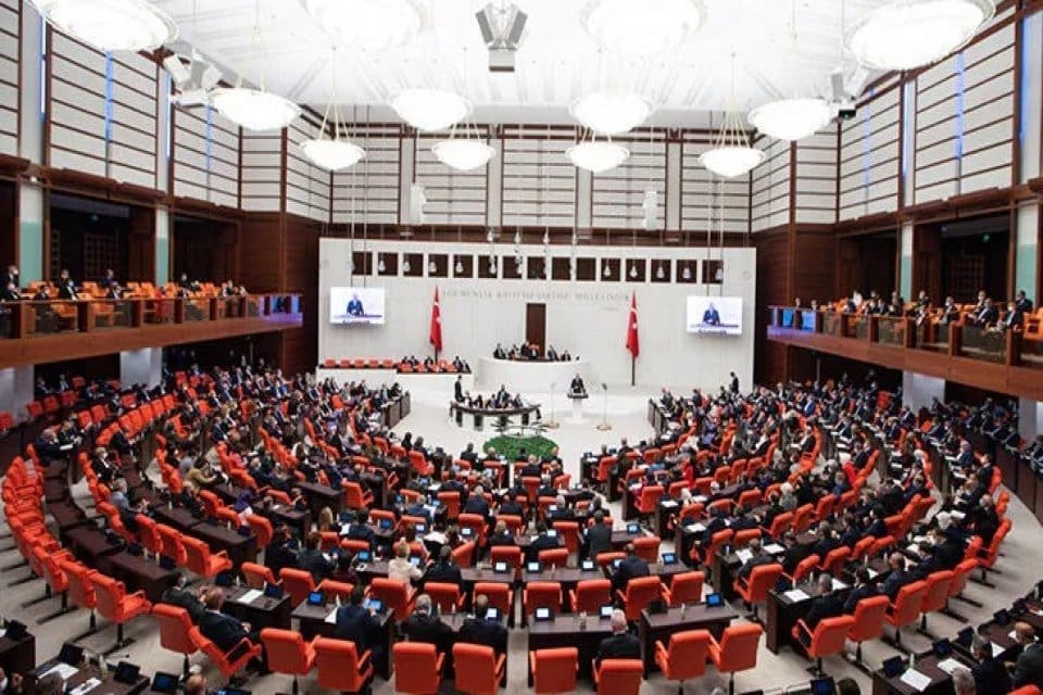 T&uuml;rk askerinin Azerbaycan'daki g&ouml;rev s&uuml;resinin uzatılmasına ilişkin Cumhurbaşkanlığı tezkeresi,&nbsp;TBMM&nbsp;Başkanlığı'na sunuldu.