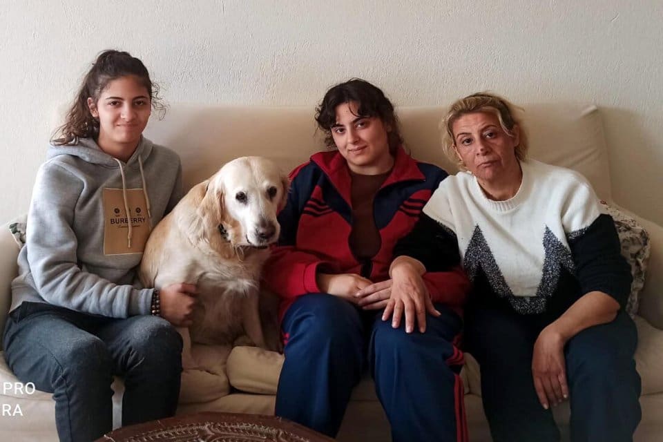 Depreme Hatay'da yakalanan Azize Akın (50), sarsıntıdan &ouml;nce&nbsp;havlayıp, tırnaklarını bileğine