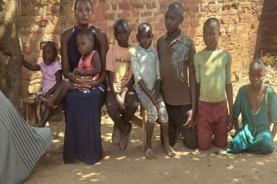 Uganda'da bir adam, karısı beşinci ikizlerini doğurduktan sonra evini terk