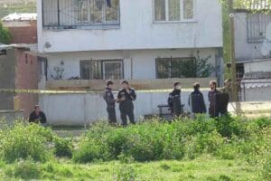 İZMIR'in Bornova il&ccedil;esinde Ercan D. ve babası Fırat D., husumetlileri