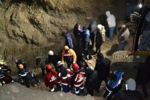 Manisa'nın Salihli il&ccedil;esinde, Aytuğ Demir (28) ile 2 yaşındaki oğlu