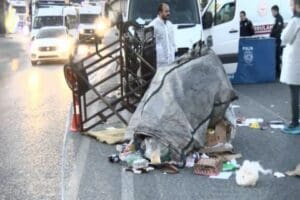 İstanbul Esenyurt'ta sepetli motosiklet ile okul servisi &ccedil;arpıştı. Feci kazada