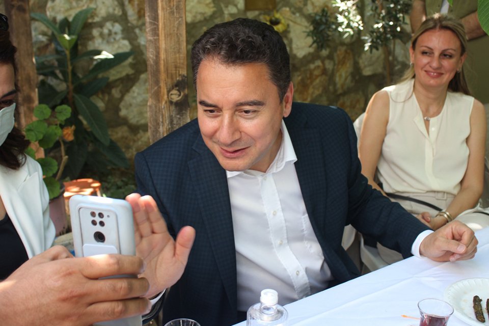 Narlıdere kongresinin ardından Narlıdere Belediyesi K&uuml;lt&uuml;r Evi&rsquo;ni (Cemevi) ziyaret eden