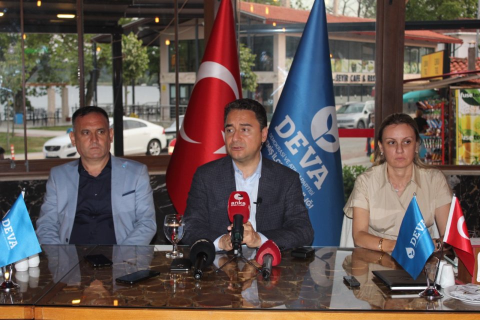 İzmir ziyaretinin ilk günü sonunda basın mensuplarıyla akşam yemeğinde buluşan