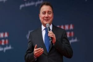 DEVA Partisi lideri&nbsp;Ali Babacan, Kayseri'de d&uuml;zenlenen mitingde faize ve kur
