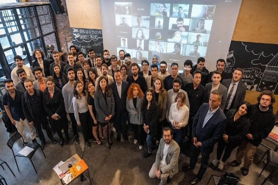 İstanbul'da buluştuğu Gen&ccedil;liğin Y&uuml;zleri grubunun sorularını yanıtlayan Babacan teknoloji &uuml;r&uuml;nlerinde