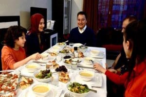 DEVA lideri Babacan, Ankara&rsquo;da bir ailenin iftar sofrasına konuk oldu.
