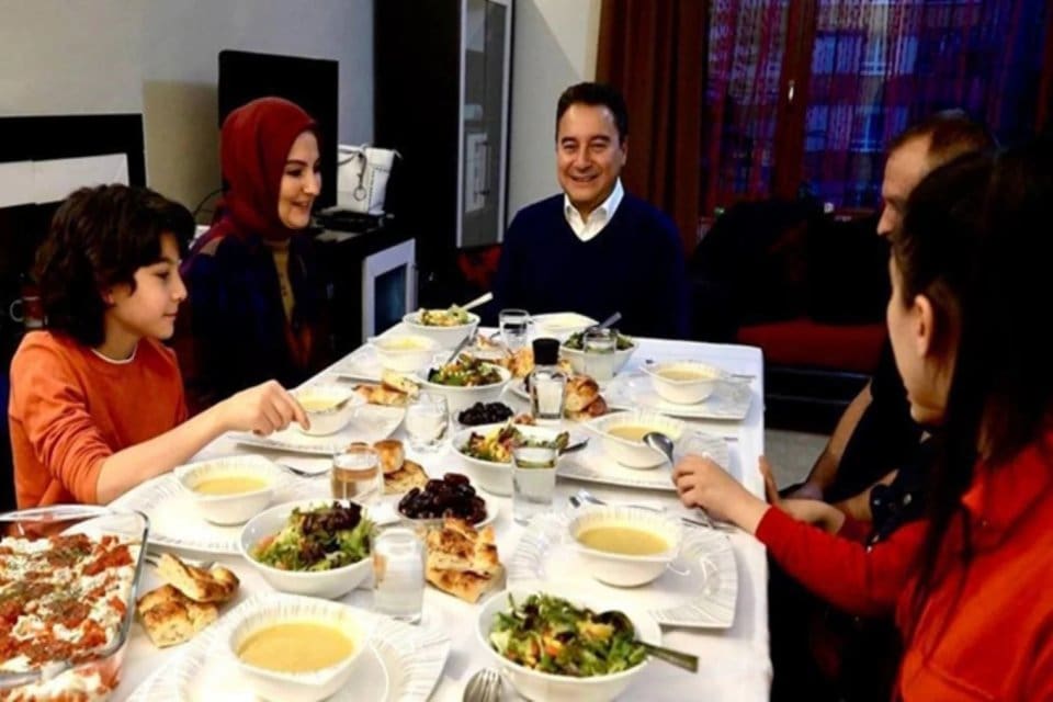 DEVA lideri Babacan, Ankara&rsquo;da bir ailenin iftar sofrasına konuk oldu.