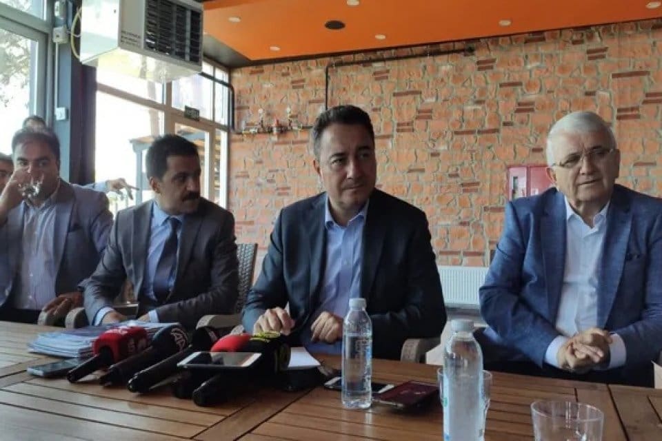 DEVA Partisi Genel Başkanı Ali Babacan, Van&rsquo;da basın emek&ccedil;ileriyle bir