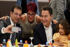 DEVA Partisi iftarında Ali Babacan, İBB Başkanı Ekrem İmamoğlu’nu ağırladı.