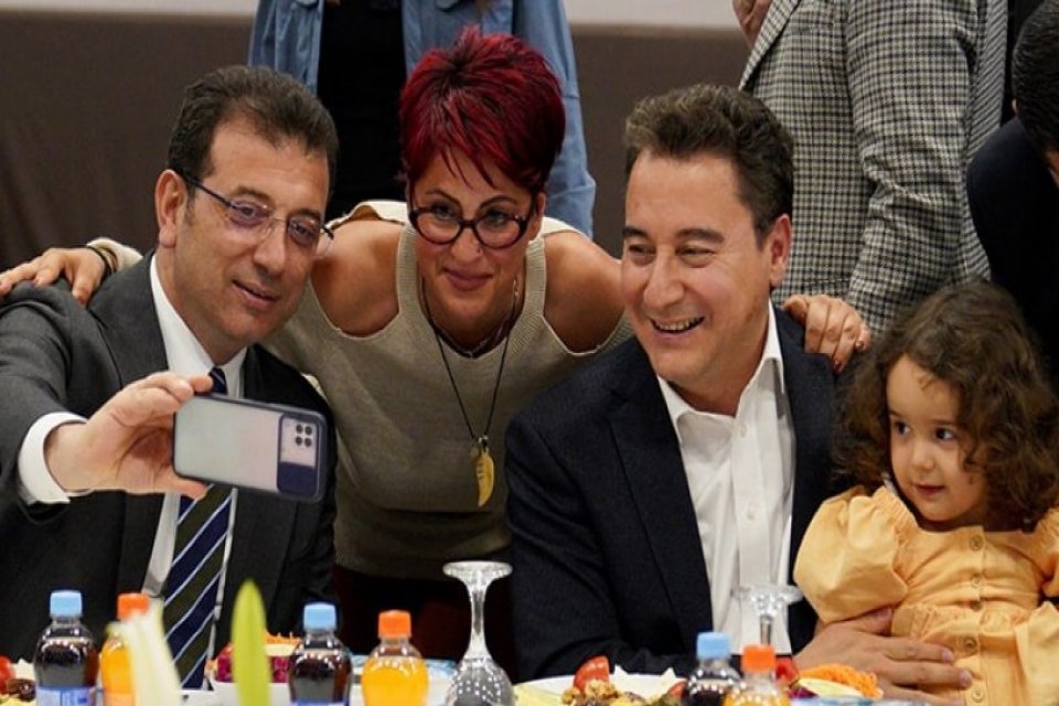 DEVA Partisi iftarında Ali Babacan, İBB Başkanı Ekrem İmamoğlu’nu ağırladı.