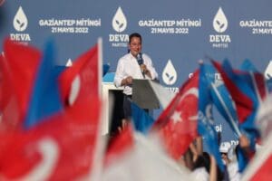 Demokrasi ve Atılım Partisi (DEVA) Genel Başkanı Ali Babacan lider