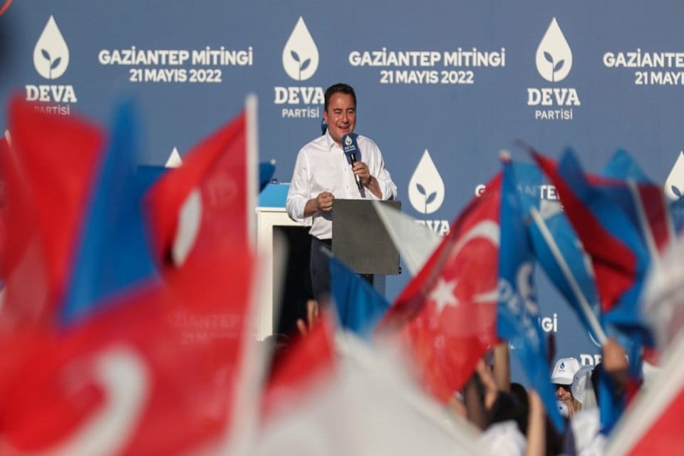 Demokrasi ve Atılım Partisi (DEVA) Genel Başkanı Ali Babacan lider