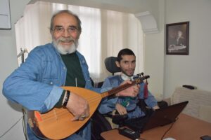 İzmir'in Karşıyaka ilçesinde kas hastalığı nedeniyle 13 yaşından bu yana