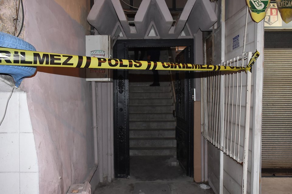 İzmir'in Karabağlar ilçesinde, psikolojik sorunları olduğu öne sürülen Bahadır A.