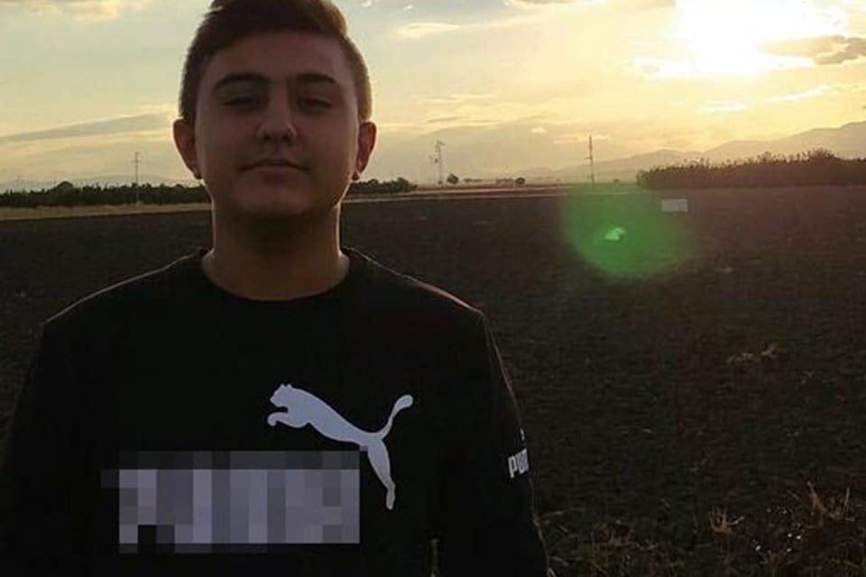İzmir'in Bergama il&ccedil;esinde, babasına ait arazide baygın bulunan İsa Kabaağa&ccedil;