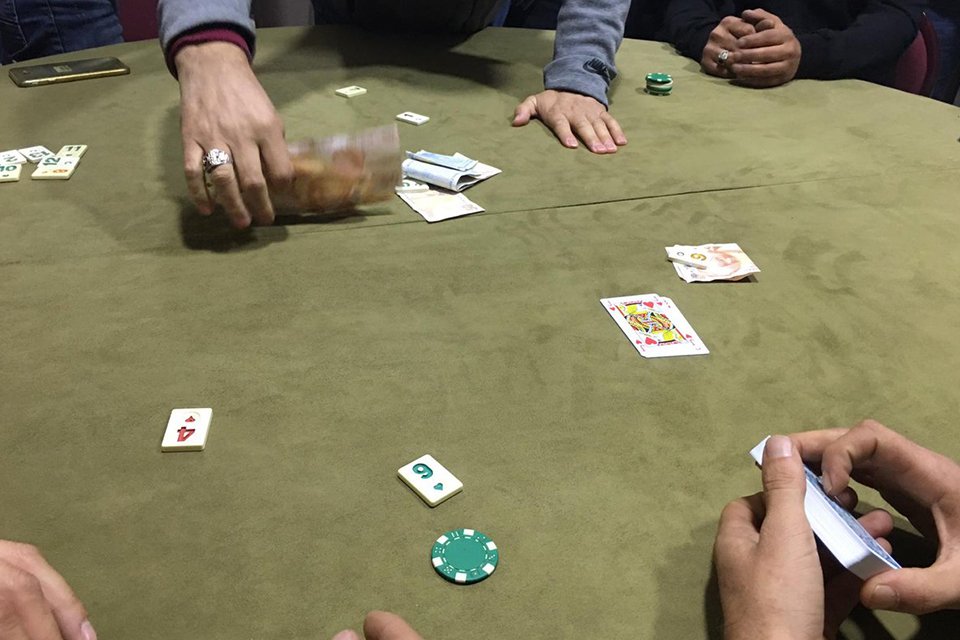 İzmir'in Güzelbahçe ilçesinde, jandarma ekiplerince bir bağ evine yapılan kumar