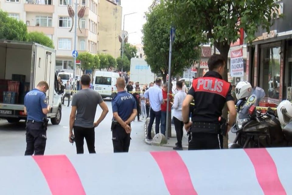Bağcılar'da fırında d&uuml;zenlenen silahlı saldırıda 1 kişi hayatını kaybetti, 1