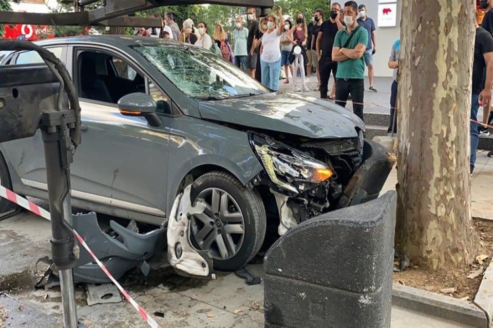 Kadık&ouml;y'de otomobiliyle &ccedil;arptığı yaşlı kadının yaralanmasına neden olduğu gerek&ccedil;esiyle g&ouml;zaltına