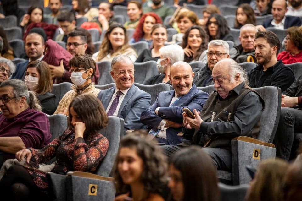 İzmir B&uuml;y&uuml;kşehir Belediyesi Şehir Tiyatroları tarafından sahnelenen &ldquo;Bahar Noktası&rdquo; adlı