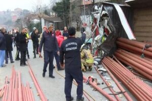 Beykoz'da seyir halindeki kamyon, şof&ouml;r&uuml;n&uuml;n direksiyon hakimiyetini kaybetmesi sonucu iş