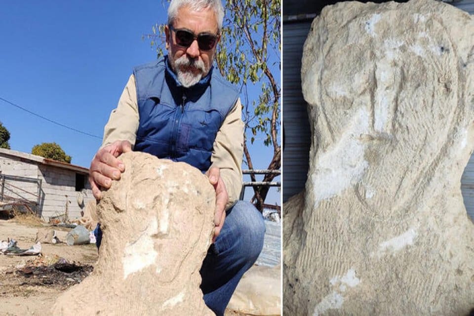 Denizli 'nin &Ccedil;ivril il&ccedil;esinde, bah&ccedil;e duvarında kullanıldığı ortaya &ccedil;ıkan ve