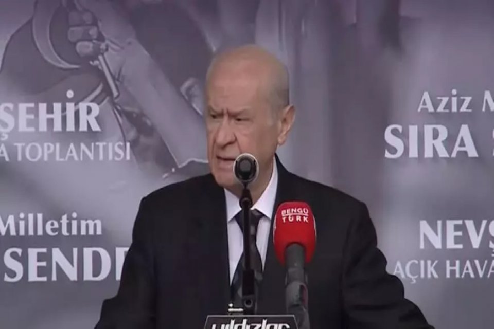 Koalisyon h&uuml;k&uuml;metlerini &ouml;vmenin akılsızlık olduğunu belirten Bah&ccedil;eli muhalefete tepki g&ouml;sterek,