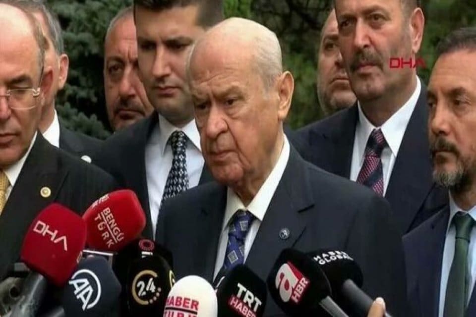 Bayram namazı sonrası a&ccedil;ıklamalarda bulunan MHP lideri Bah&ccedil;eli "Bir avu&ccedil;