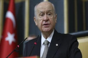 MHP lideri Bah&ccedil;eli, Fenerbah&ccedil;e-Konyaspor ma&ccedil;ında trib&uuml;nlerden y&uuml;kselen 'h&uuml;k&uuml;met istifa' sloganlarını