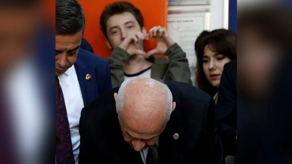 Bahçeli oy kullanırken dikkat çeken hareket