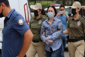 Ankara'da, evinin bah&ccedil;esinde 11 k&ouml;peğin cansız bedeni bulunan kadın tutuklandı.