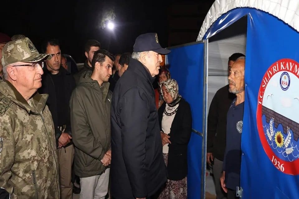 Milli Savunma Bakanı Hulusi Akar, askerin deprem b&ouml;lgesine ulaşmakta ge&ccedil;