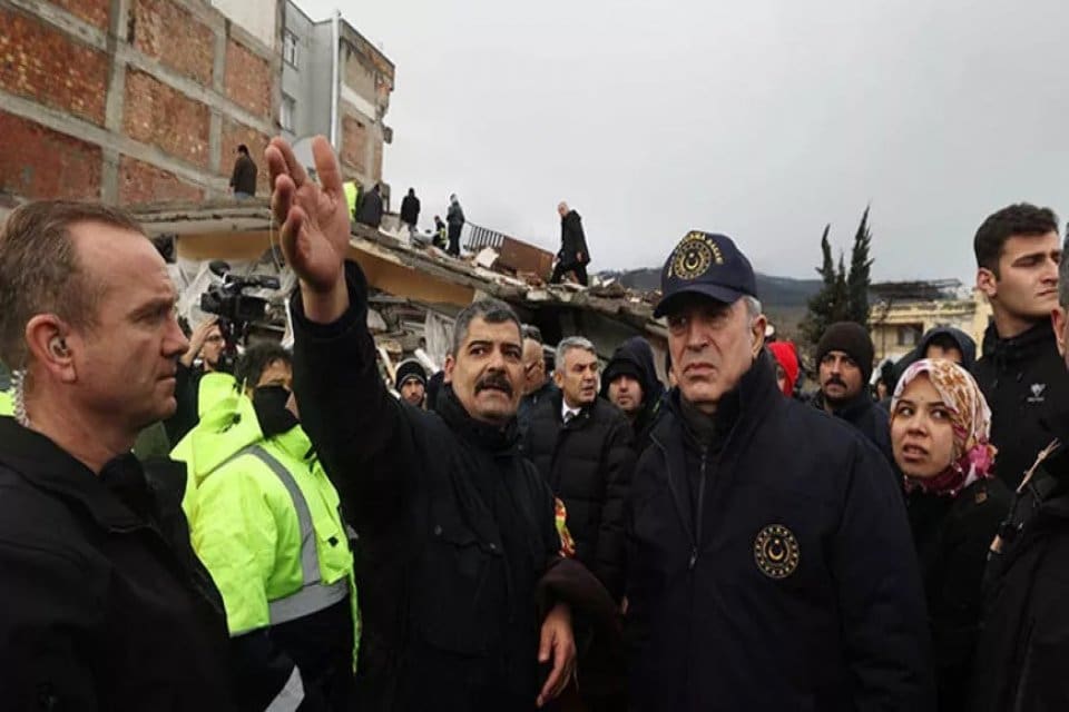 Bakan Akar, Hatay Serinyol&rsquo;da incelemelerde bulunarak AFAD Koordinasyon Merkezine ge&ccedil;ti
