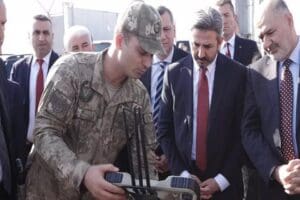 Milli Savunma Bakanı Hulusi Akar ve bazı milletvekilleri Suriye sınırına