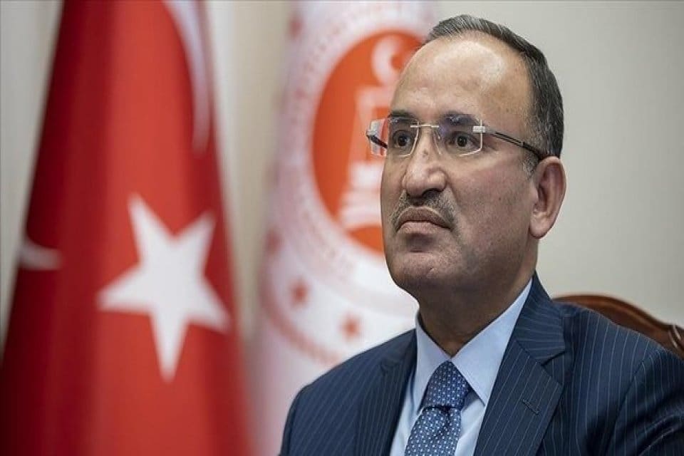 Adalet Bakanı&nbsp;Bekir Bozdağ, anayasa değişikliğiyle ilgili a&ccedil;ıklamalarda bulundu. Bozdağ, değişiklik