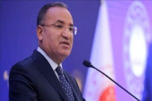 Anayasa'da baş&ouml;rt&uuml;s&uuml; g&uuml;vencesi tartışmaları s&uuml;rerken Adalet Bakanı Bekir Bozdağ konu