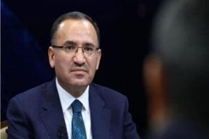 Adalet Bakanı Bekir Bozdağ, baş&ouml;rt&uuml;s&uuml; d&uuml;zenlemesiyle ilgili olarak, "Tek maddede