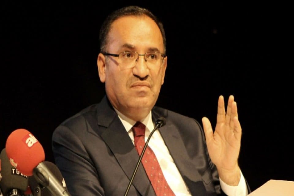 KPSS sorularının sızdırıldığı iddiasıyla başlatılan soruşturmalar s&uuml;r&uuml;yor. Adalet Bakanı Bekir