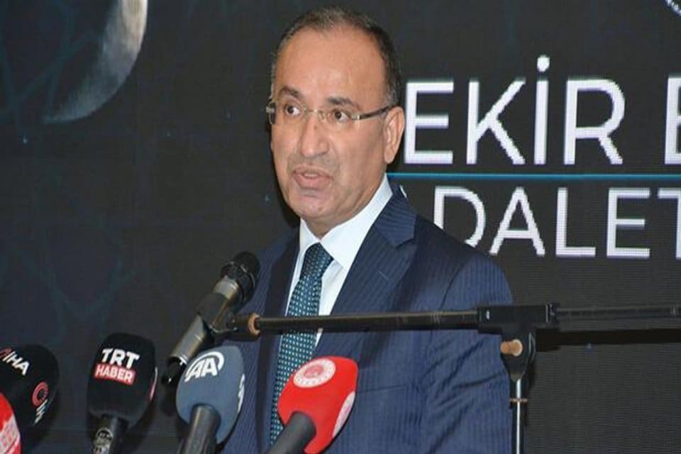 Bakan Bozdağ, "Yasa bir d&uuml;zenleme getiriyor. Ev sahibini sınırlıyor kiracıya