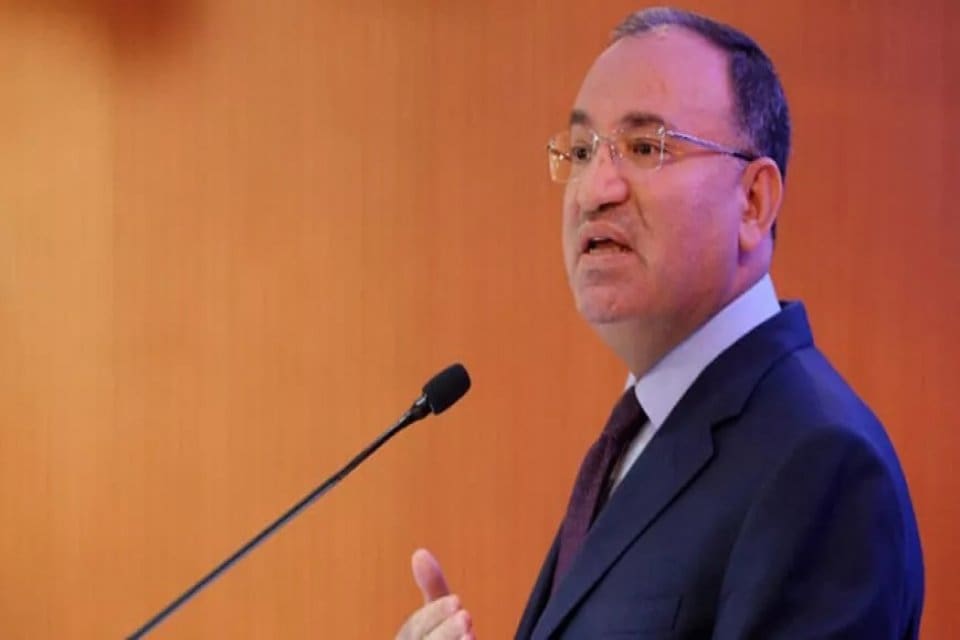 Adalet Bakanı Bekir Bozdağ, "Eskişehir'de bir okul m&uuml;d&uuml;r&uuml;, kayıt i&ccedil;in
