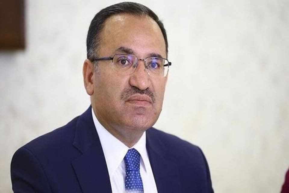 Adalet Bakanı Bekir Bozdağ, se&ccedil;im g&uuml;venliği konusunda a&ccedil;ıklamalarda bulundu. Bozdağ,