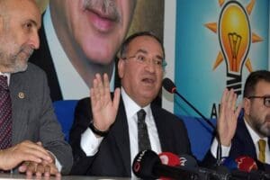 Adalet Bakanı Bekir Bozdağ, muhalefete y&uuml;klendi. Muhalefeti 'se&ccedil;im muhafazakarı' olmakla