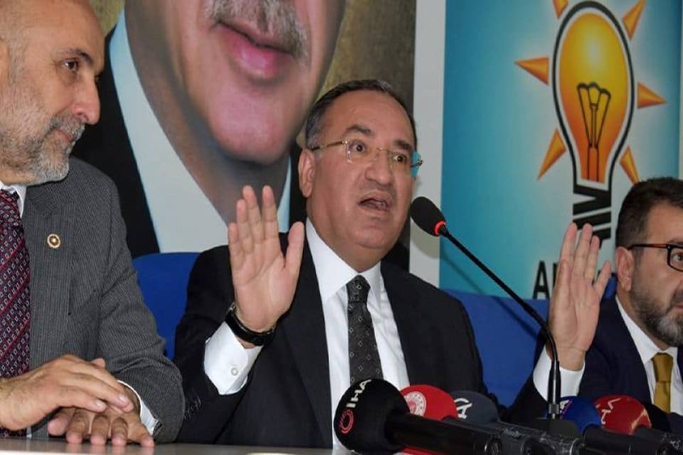 Adalet Bakanı Bekir Bozdağ, muhalefete y&uuml;klendi. Muhalefeti 'se&ccedil;im muhafazakarı' olmakla