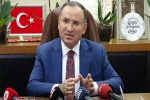 Adalet Bakanı&nbsp;Bekir Bozdağ, İyi Parti İstanbul İl Başkanlığı'na d&uuml;zenlenen saldırıya