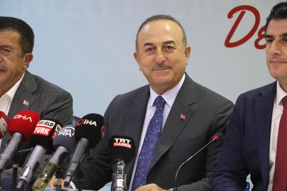 Denizli'de basın toplantısı ger&ccedil;ekleştiren Dışişleri Bakanı Mevl&uuml;t &Ccedil;avuşoğlu, Yunanistan'ın uluslararası