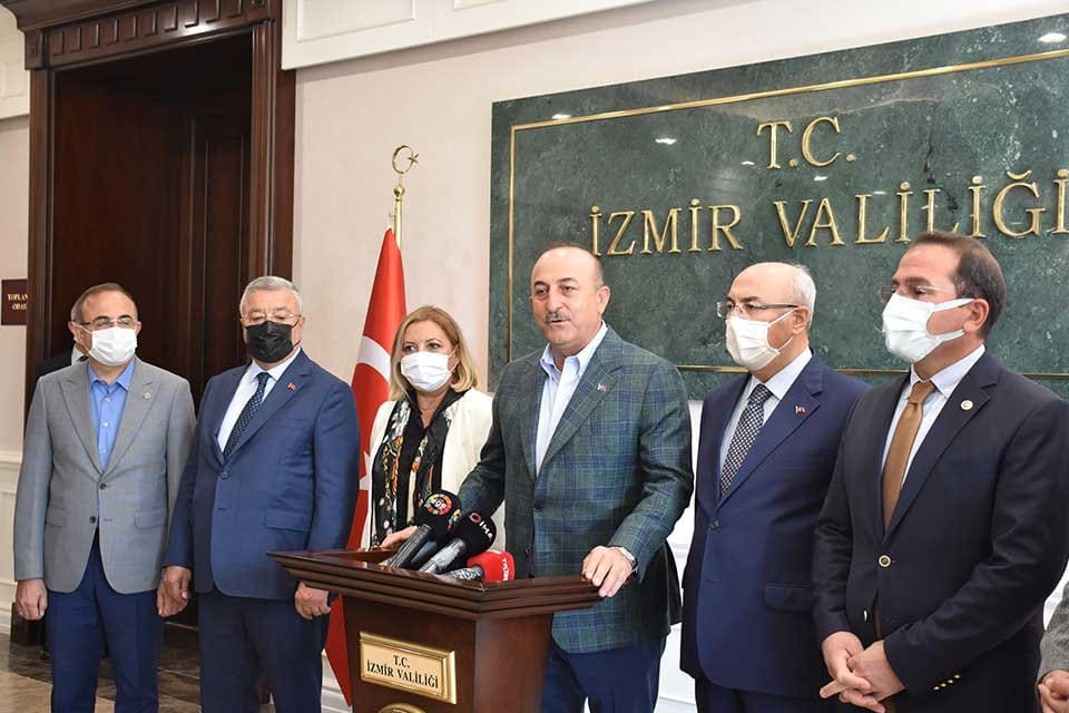 Dışişleri&nbsp;Bakanı Mevl&uuml;t &Ccedil;avuşoğlu, bir dizi program i&ccedil;in geldiği İzmir'de Vali