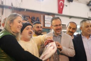 Gen&ccedil;lik ve Spor Bakanı Mehmet Muharrem Kasapoğlu, İzmir'deki programı kapsamında